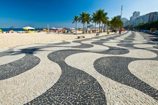 una playa con una acera adoquinada y palmeras en Aconchegante Ap Copacabana, en Río de Janeiro