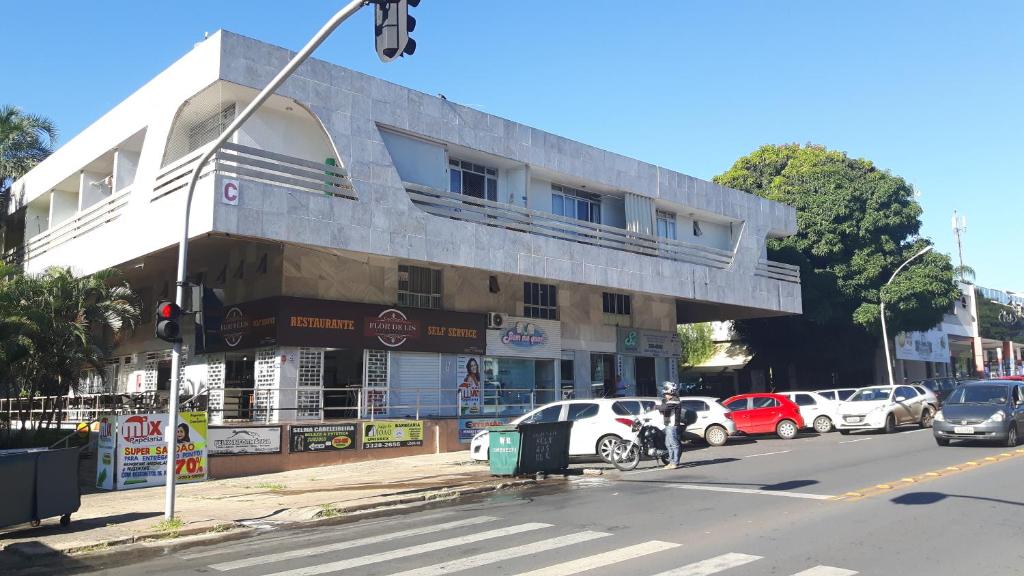 a building on a street with cars parked in front of it at Double Kit 404 - 2 Quartos Perto UNB in Brasilia