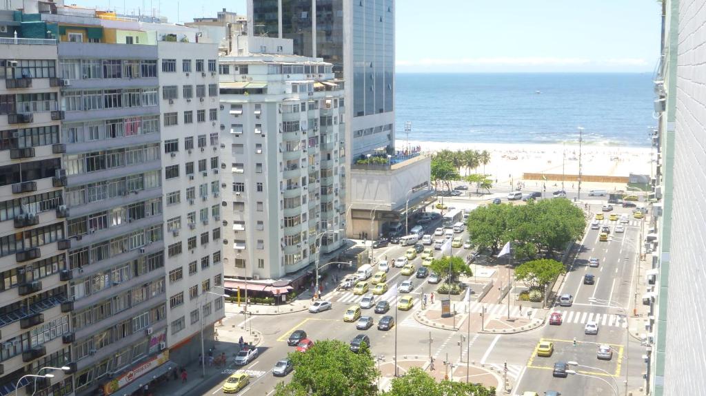 una vista aérea de una ciudad con una playa y edificios en Apartamento completo na praia de Copacabana 02 Suites com vista mar em andar alto, ar, wifi , netflix, pauloangerami RMVC18, en Río de Janeiro