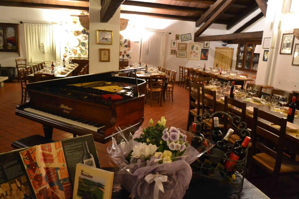 A restaurant or other place to eat at Agriturismo Le Vigne del Conero