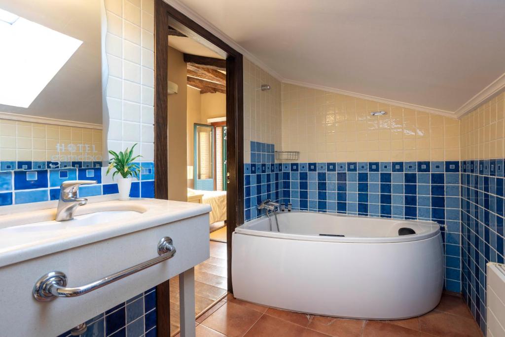 Hotel Spa Gametxo - Jacuzzi privado en la habitación en Ibarrangelu