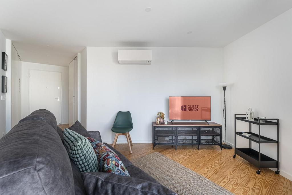 GervideにあるGuestReady - Relaxing Getaway Near Portoのリビングルーム(ソファ、デスク付)