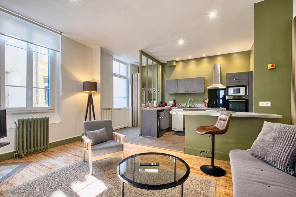 a living room with a couch and a table at Appartement Climatisé, 2 personnes in Eymet