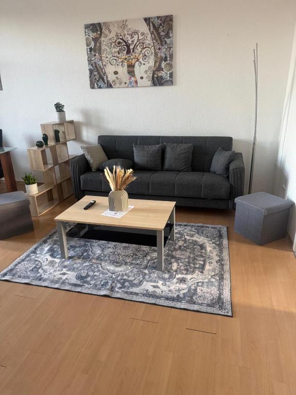 a living room with a couch and a coffee table at Charmante Altbauwohnung im Zentrum von Detmold, Paula in Detmold