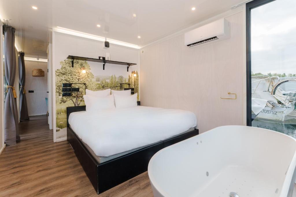 L'Escale Royale Saint-Fargeau-Ponthierry - Seine - Melun - Floating Suite King-Size Bed – Rooftop Spa Bath
