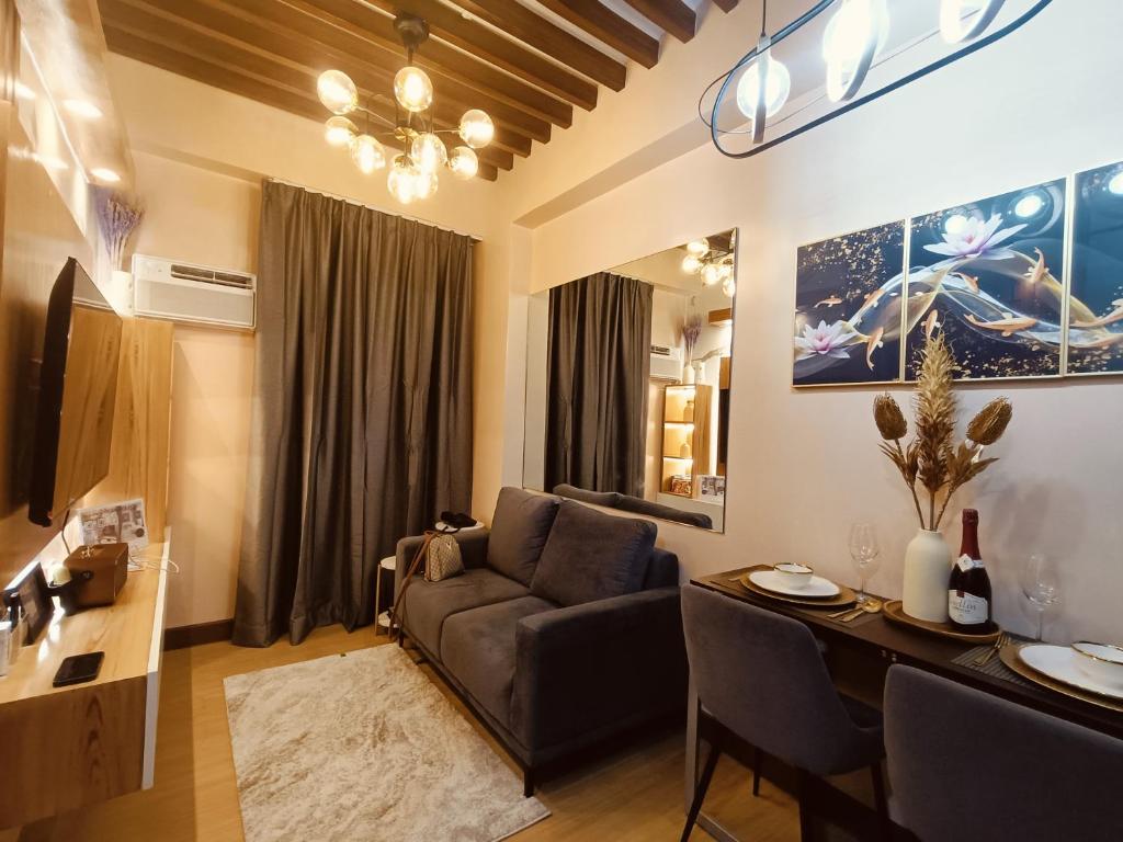 una sala de estar con un sofá y una mesa en Regalia's Pod, en Trece Martires