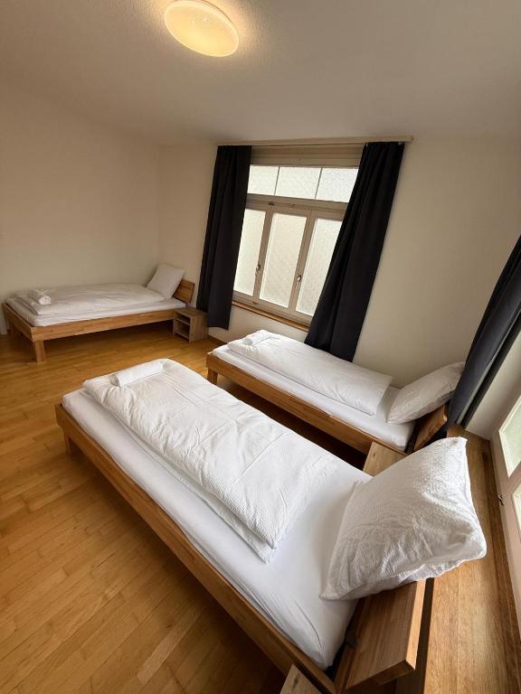 
Basic Triple Room with Shared Bathroom
