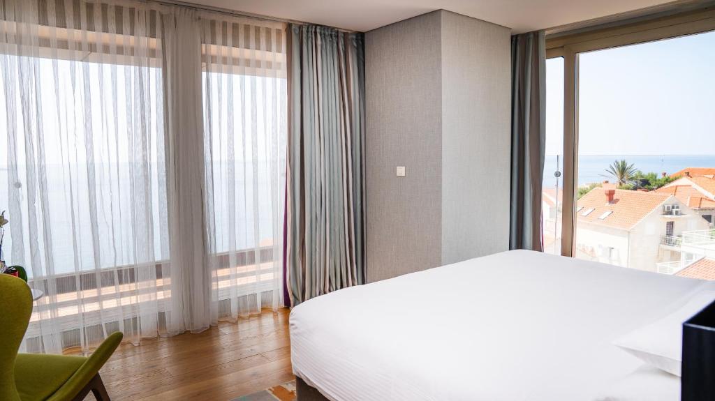 
Executive Suite with Balcony and Sea View
