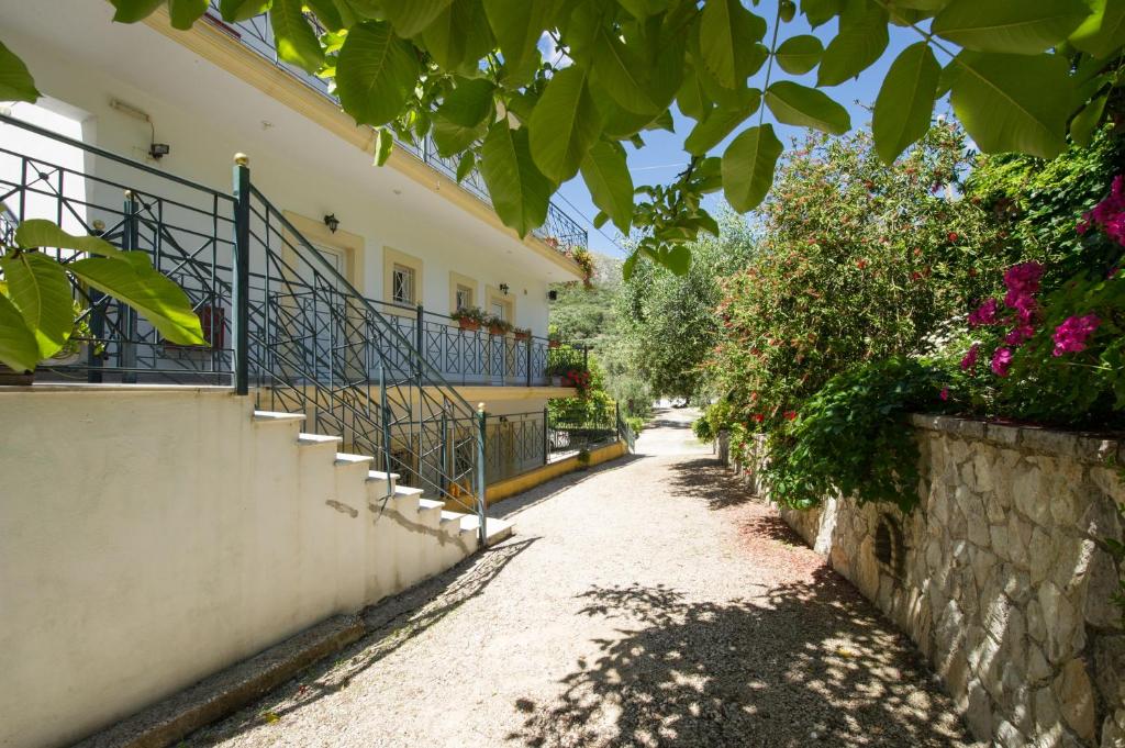 Vonkajšia záhrada v ubytovaní Agios Efrem Studios