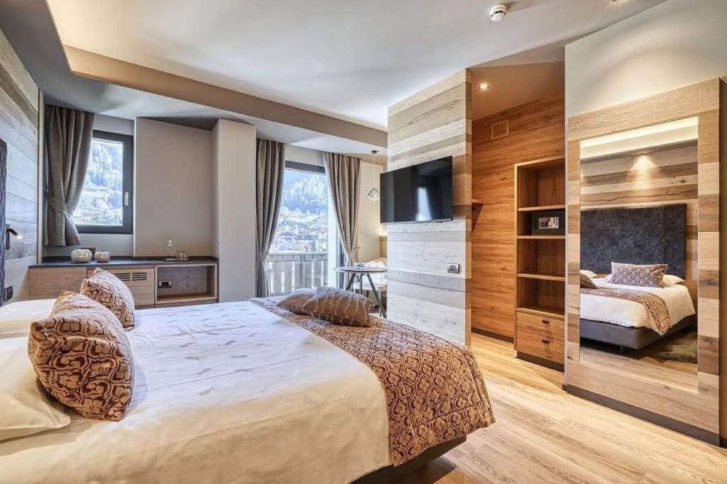 Un dormitorio con una cama grande y un televisor. en Hotel Fairmount Plaza Near Delhi Airport IGI, en Nueva Delhi