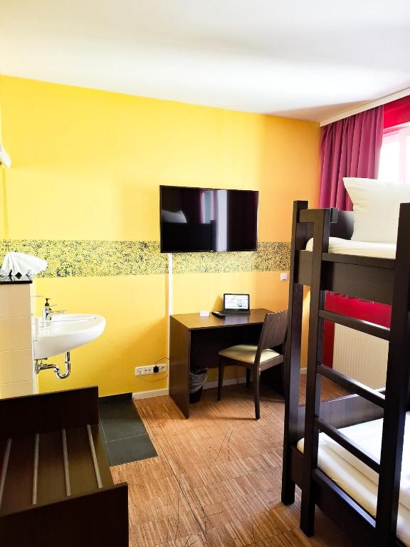 
Double Room with Bunk Bed and Shared Bathroom
