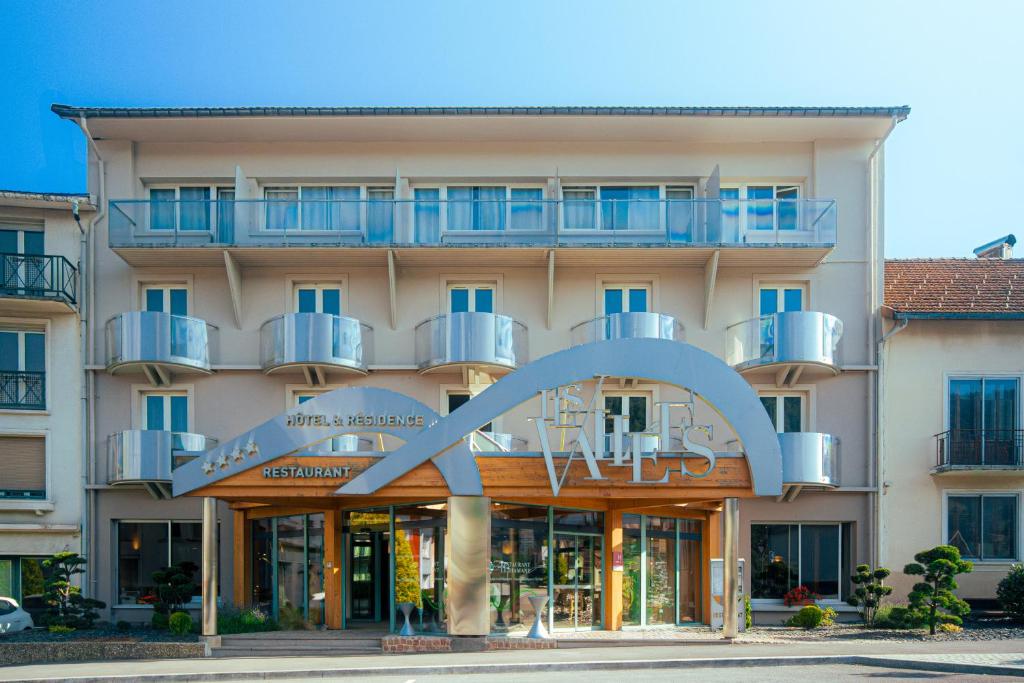 un hotel con un grande edificio con balcone di Résidence Les Vallées Labellemontagne a La Bresse