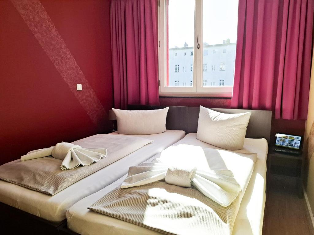 
Budget Double Room with Shared Bathroom
