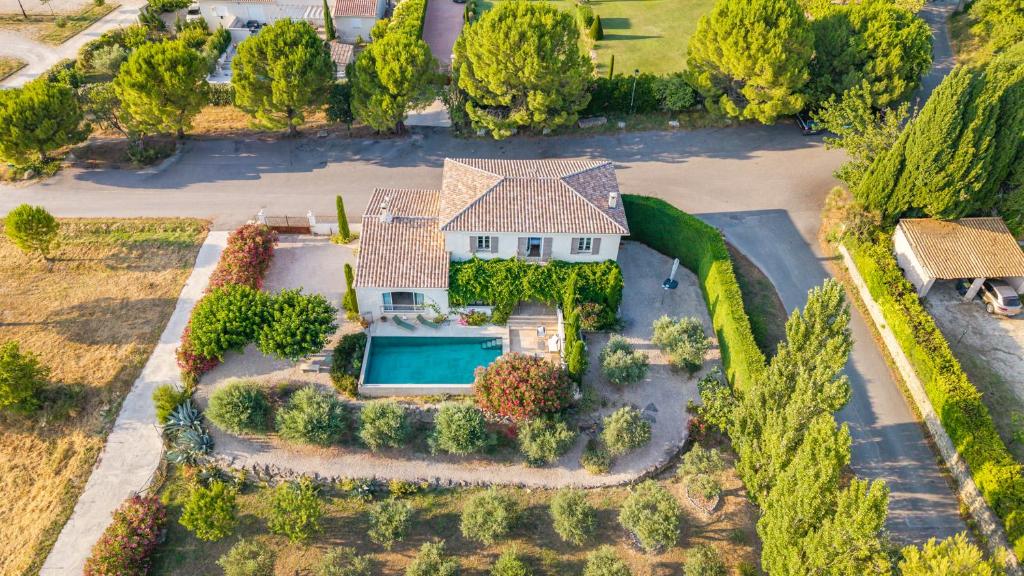 an aerial view of a house with a swimming pool at Villa Sun7 in Crillon-le-Brave