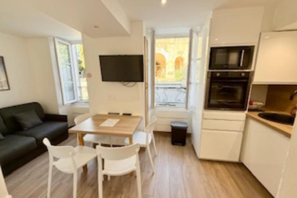 Il comprend un petit salon avec une table et une cuisine. dans l'établissement Luminous cocoon in La Rochelle, à La Rochelle