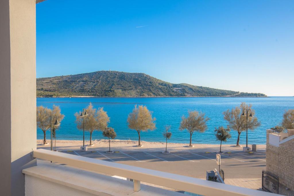 una vista dell'oceano da un balcone di Feel the sea a Primošten