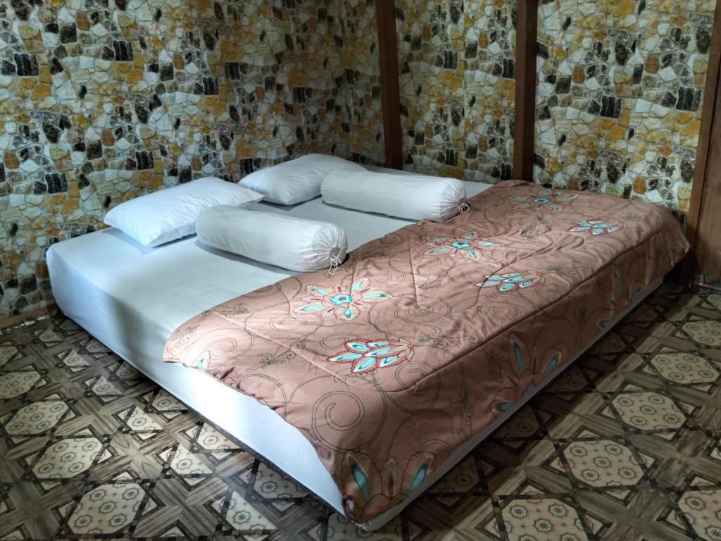 a bed sitting in a room with a sqor sqor at Mapaddegat Surf House in Simpatdegat