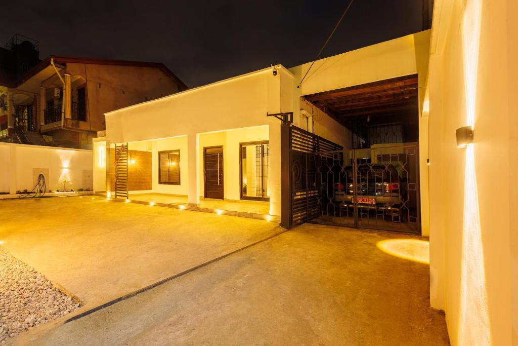 an empty courtyard of a building at night at Villa Blanche in Douala