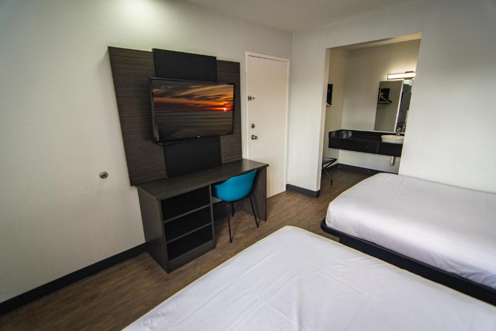 Motel 6-Lakeland, FL - Quadruple Room