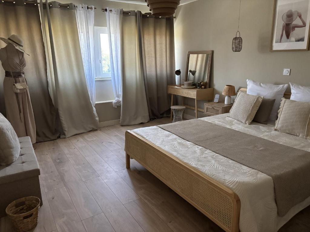 Postel nebo postele na pokoji v ubytování Chez Flo la suite