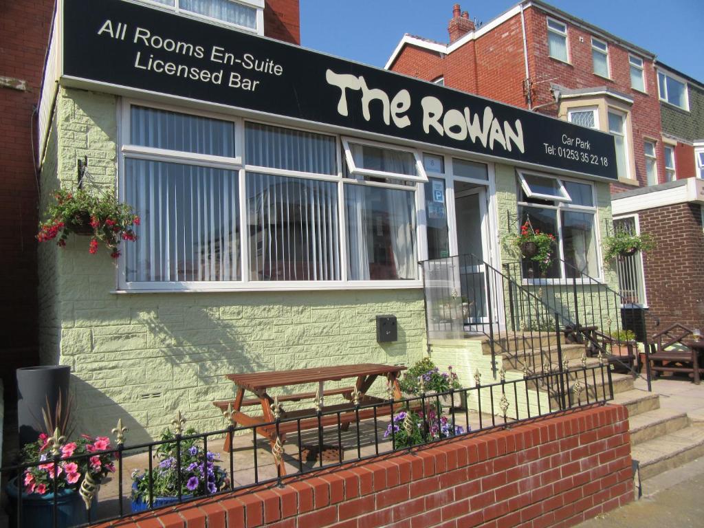 un edificio con un banco delante de él en The Rowan Hotel, en Blackpool