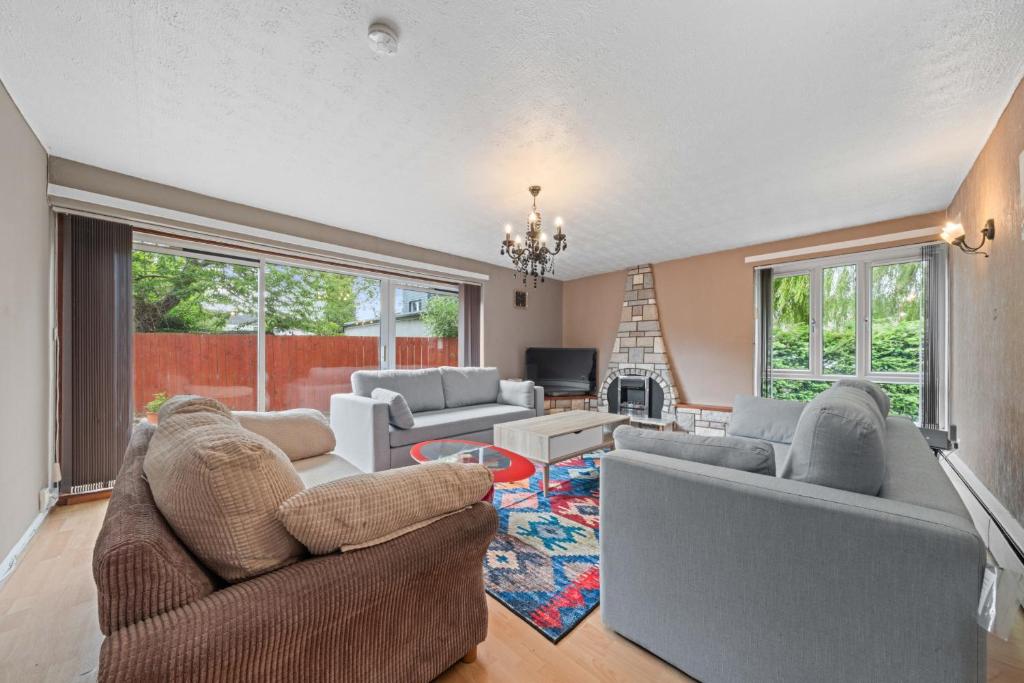 Posezení v ubytování Strathalmond 4 Bedroom House - Edinburgh