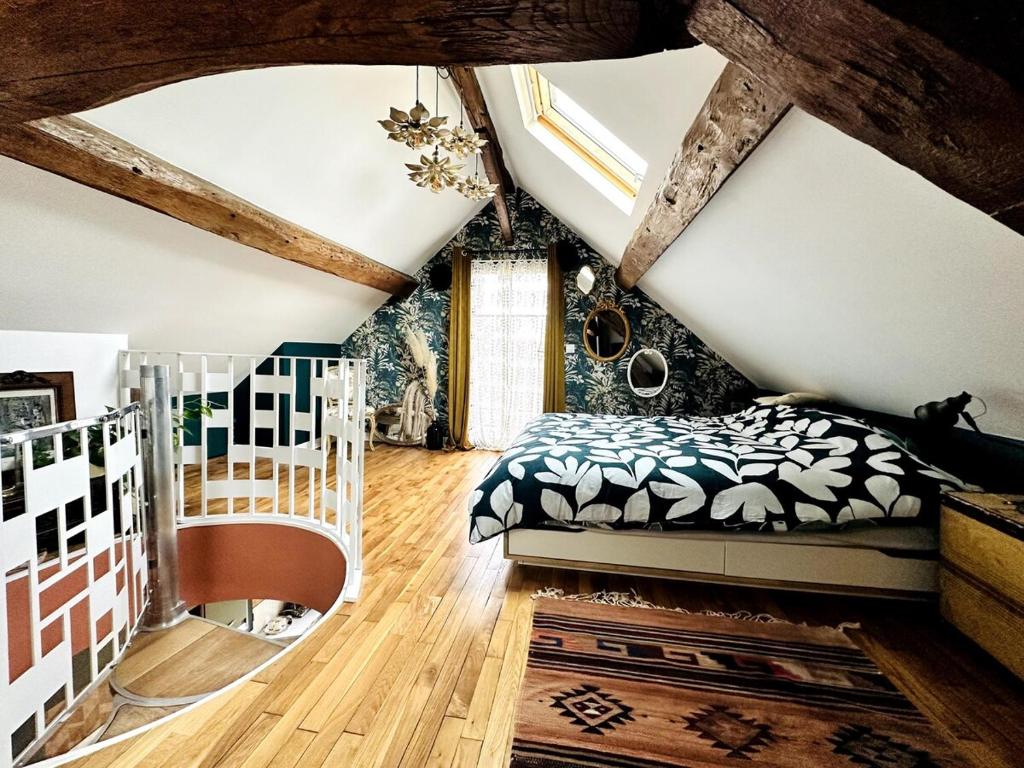 ein Schlafzimmer mit einem Bett und einer Holzdecke in der Unterkunft Maison Poppins Cergy Island of Leisure Cergy Port in Cergy