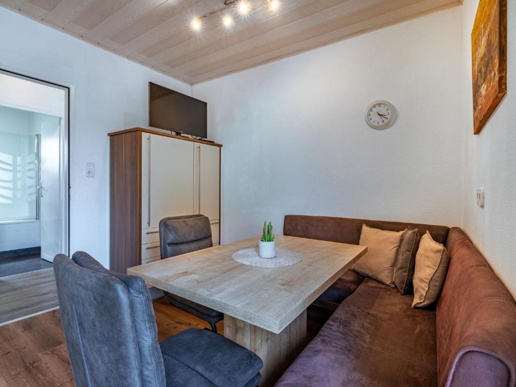 een woonkamer met een tafel en een bank bij Apartment Ogris-3 by Interhome in Selpritsch