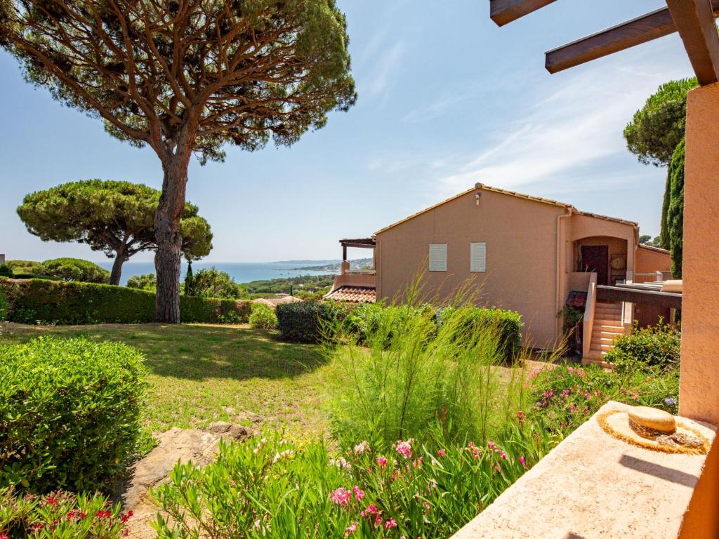 - une vue sur la maison depuis le jardin dans l'établissement Apartment Les Coteaux de la Nartelle-18 by Interhome, à Sainte-Maxime