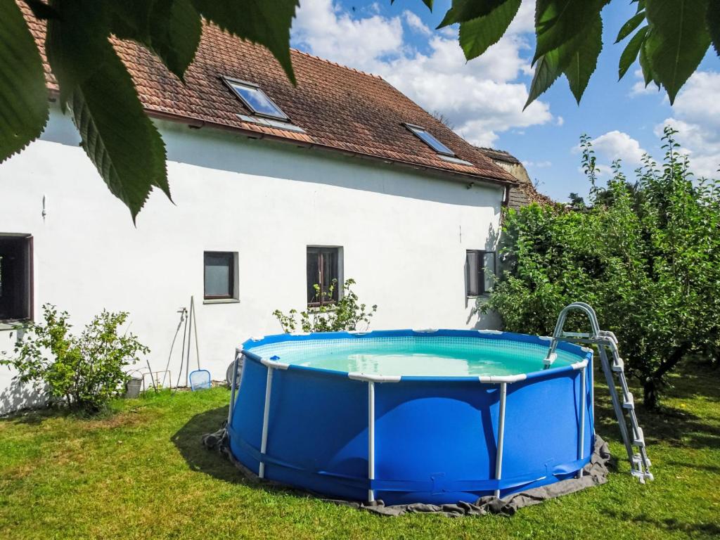 Bazén v ubytovaní Holiday Home Vlkov by Interhome alebo v jeho blízkosti