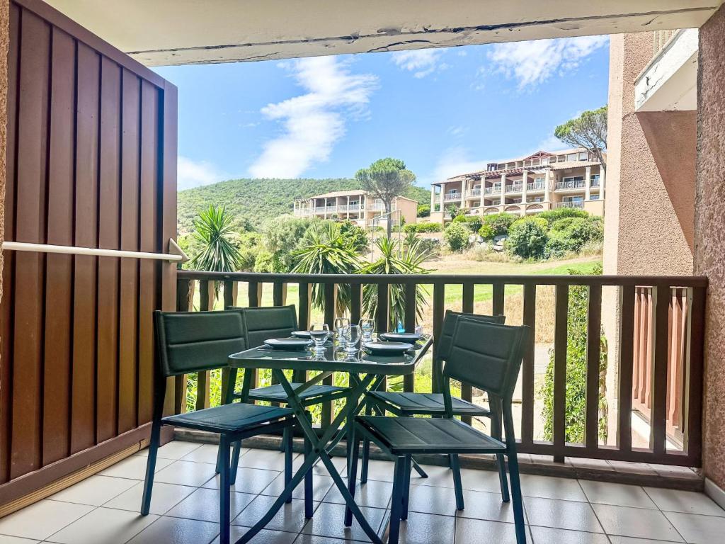 une table et des chaises sur un balcon avec vue dans l'établissement Studio Village Cap Estérel - L'Esquinade-101 by Interhome, à Saint-Raphaël