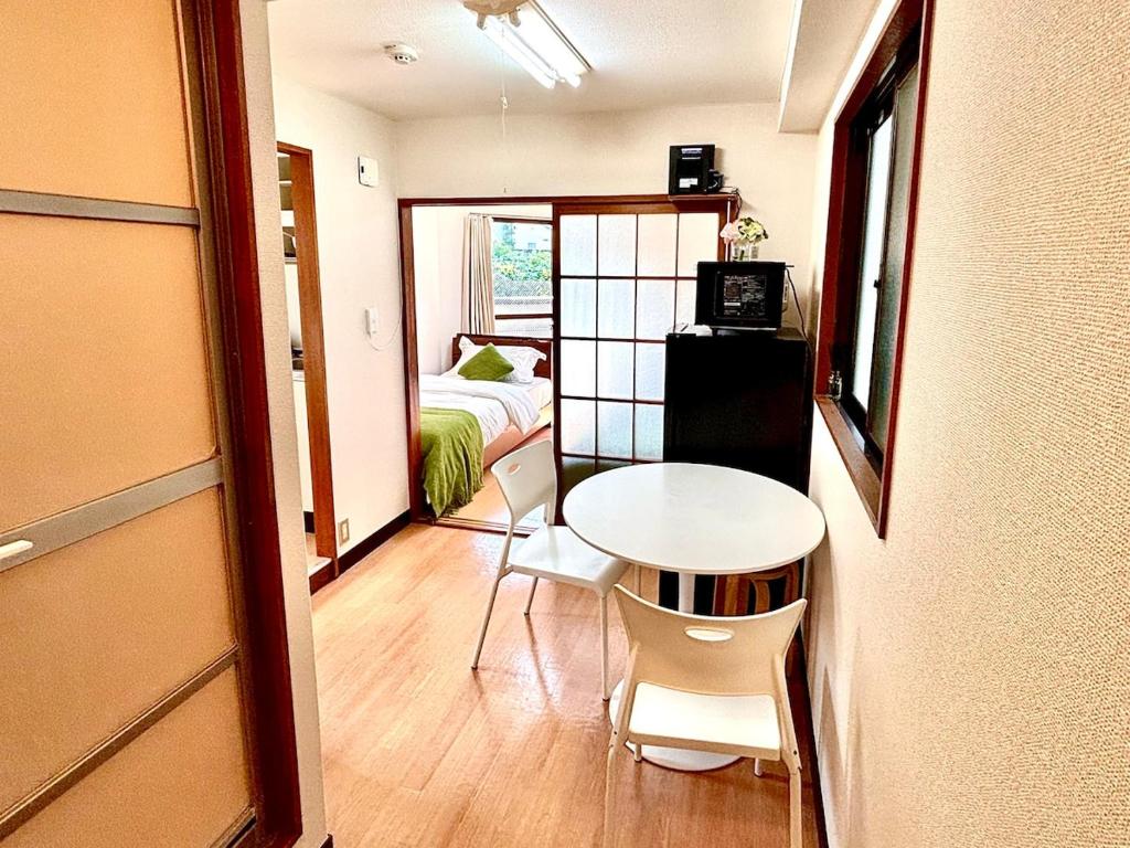 una piccola camera con tavolo e una camera da letto di 2F 3 minutes walk from Nishi-Oi Station, Shinagawa Ward, 4 stations available, surrounded by commercial streets, rich life, convenient transportation a Tokyo