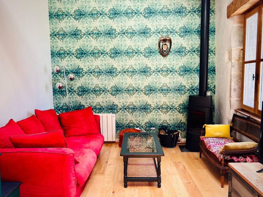 - un salon avec un canapé rouge et un mur dans l'établissement Triplex au cœur de Bayonne, 4 couchages, Internet inclus - FR-1-495-150, à Bayonne