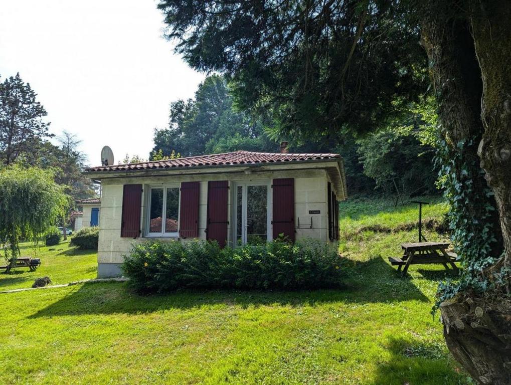 a small house with a picnic table in a field at village vacances Gardes le Pontaroux in Gardes-le-Pontaroux