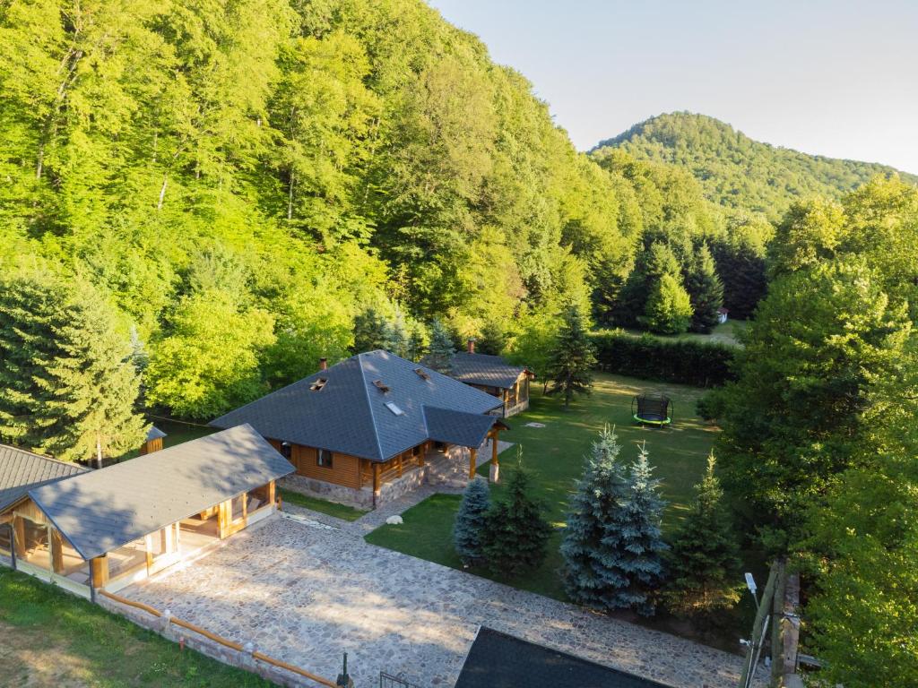 an aerial view of a house in the mountains at Casa Valea Râului Vârciorog in Vîrciorog