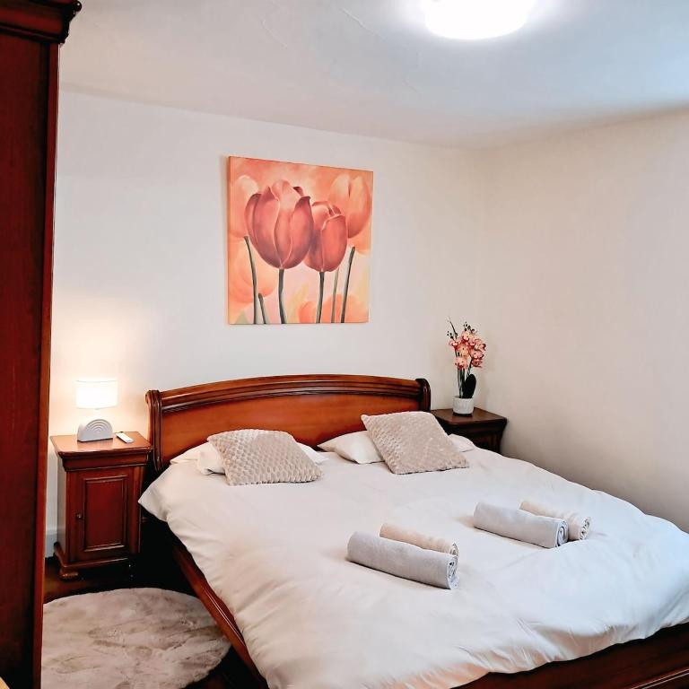 ein Schlafzimmer mit einem Bett und zwei Kissen darauf in der Unterkunft La maison de la cité médiévale in Donzenac