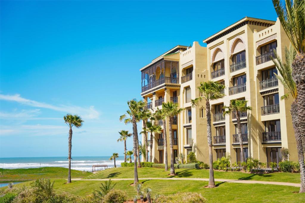 مازاكان بيتش آند غولف ريزورت في الجديدة: مبنى فيه نخيل امام المحيط