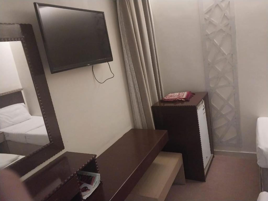 صورة لـ فندق الرسالة الذهبي شارع المنصور توصيل مجاني للحرمGolden Message Hotel, Mansour Street في Az Zahrāʼ