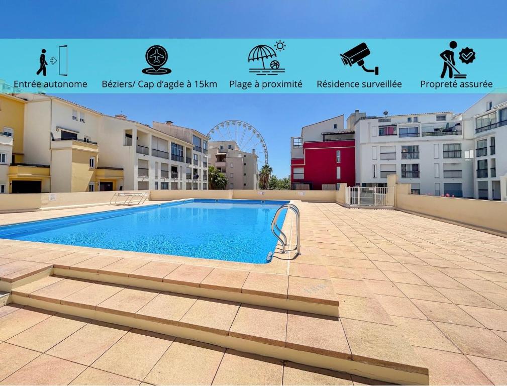 une piscine sur le toit d'un immeuble dans l'établissement Détente entre climatisation, piscine & mer au Cap d'Agde, au Cap d'Agde