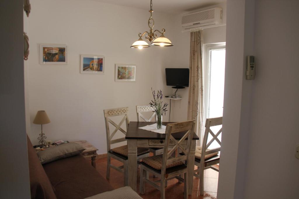 sala de estar con mesa y sofá en Apartments Maričević en Korčula