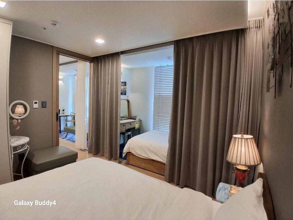 Ένα ή περισσότερα κρεβάτια σε δωμάτιο στο Haeundae Residence Haeundae beach Family apartment