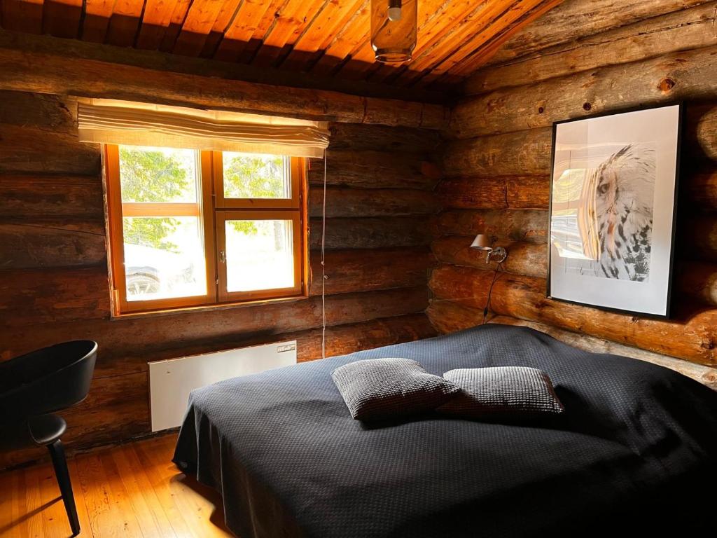 a bedroom with a bed in a log cabin at Ruka Aava in Ruka
