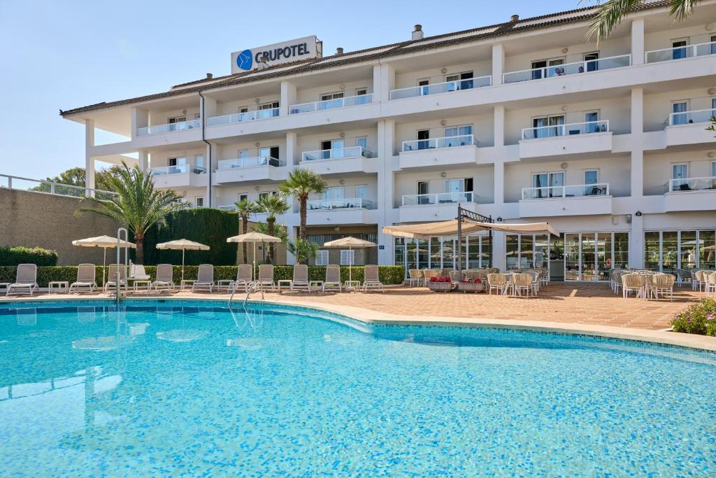 hotel z basenem przed budynkiem w obiekcie Grupotel Alcudia Suite w Playa de Muro