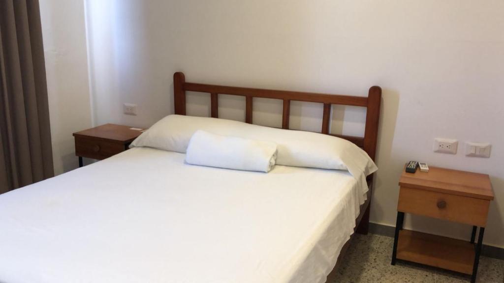 Postel nebo postele na pokoji v ubytování Arenas Hotel