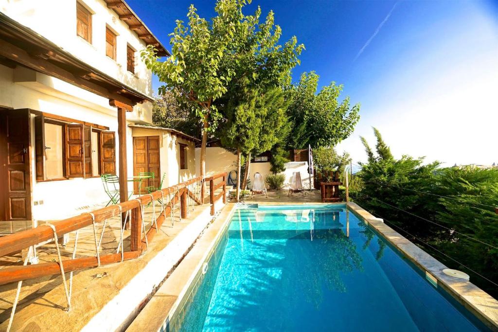 una piscina davanti a una casa di Great Pelion Villa Villa Thalia Private Pool 3 Bedrooms Aghios Georgios a Monte Pelio