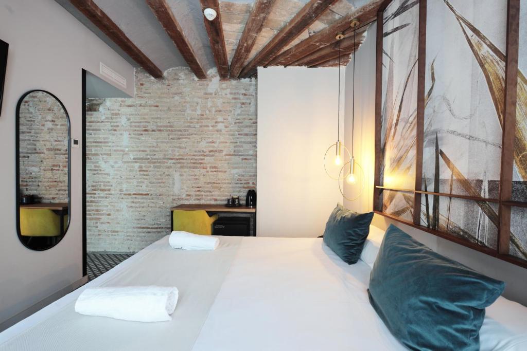 YOU & CO. Quart Boutique - Resim 31