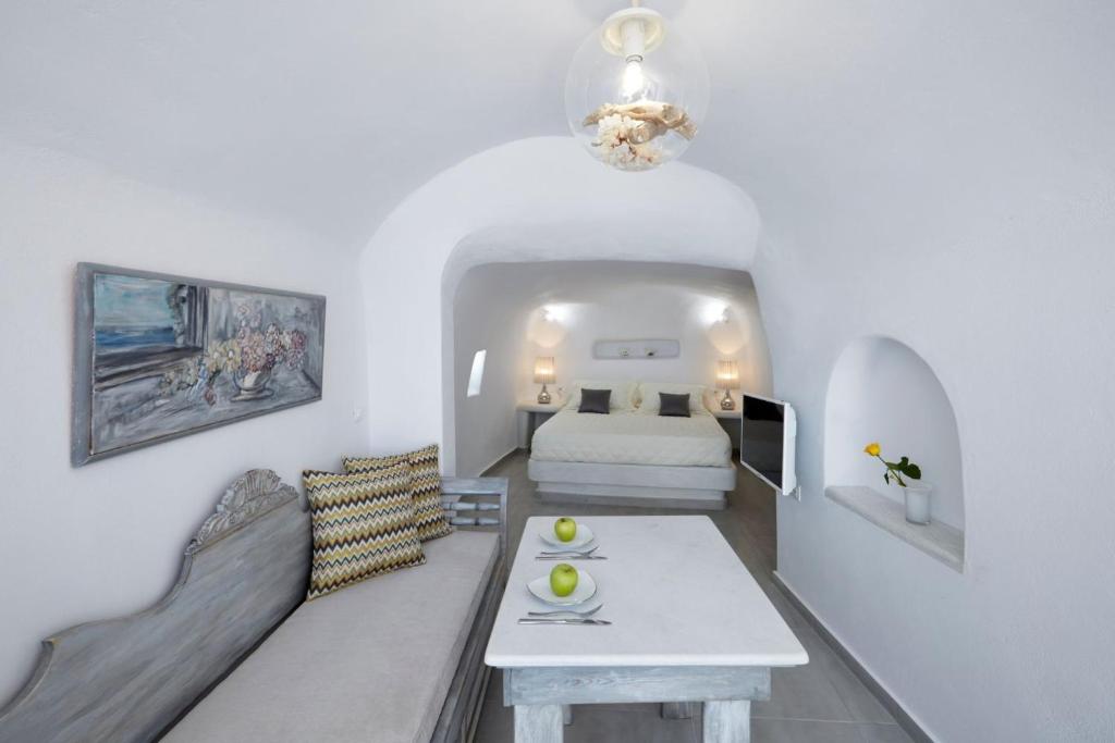 Ένα ή περισσότερα κρεβάτια σε δωμάτιο στο Luxury Santorini Villa 1 Bedroom Villa Stunning Sea Views & Outdoor Jacuzzi Oia