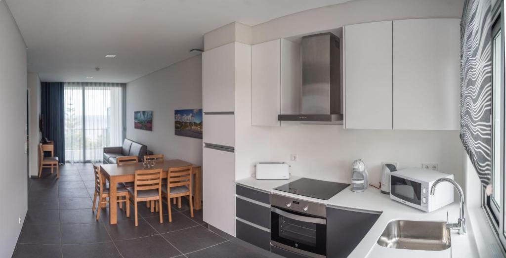 Kuchyň nebo kuchyňský kout v ubytování Whalesbay Hotel Apartamentos