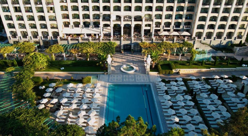 セインツ・コンスタンティン＆ヘレナにあるAstor Garden Hotelのプールと建物のあるホテルの空中ビュー