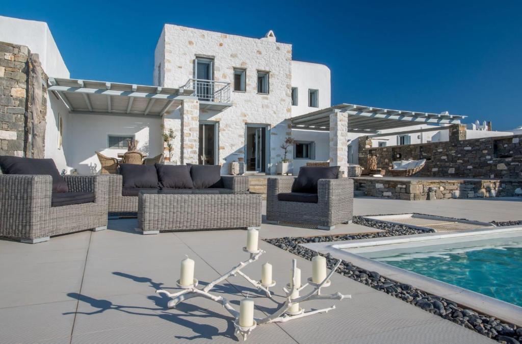 Piscina de la sau aproape de Luxury Paros Villa Superior Villa Private Pool Stunning Interior 7 Bdr Tserdakia
